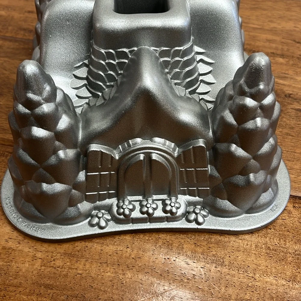 Nordic Ware Fairytale Cottage Bundt Pan. Excellent Condition